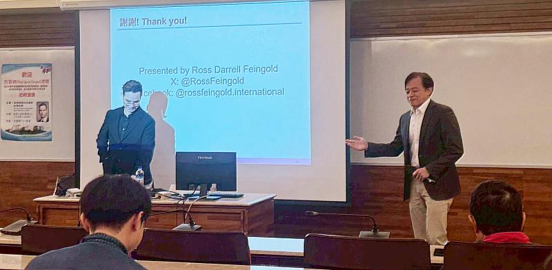 在莊伯仲力邀促成的講座中，Ross Darrell Feingold以多起實際案例解析新聞翻譯與編採過程中的細微誤差，說明其可能造成國際社會對新聞內容理解的偏差。