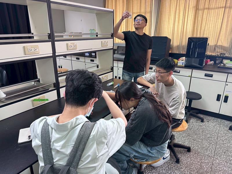 同學專心的製作海藻酸鈉小球。
