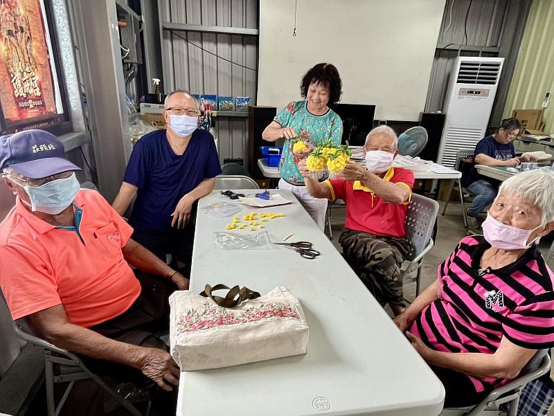 義竹衛生所創意毛根手作營 預防長者失智