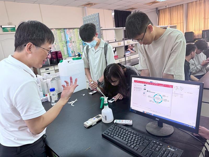 胡文品老師帶領同學使用血糖機。