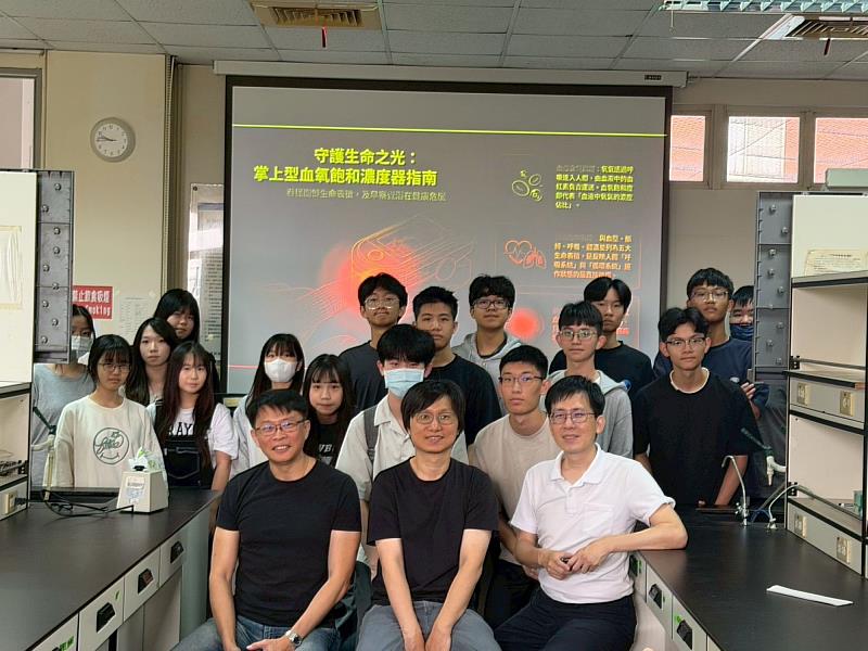 老師與參與同學合影。