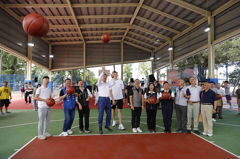 新港公園風雨籃球場啟用 翁章梁加碼增設戶外桌球桌