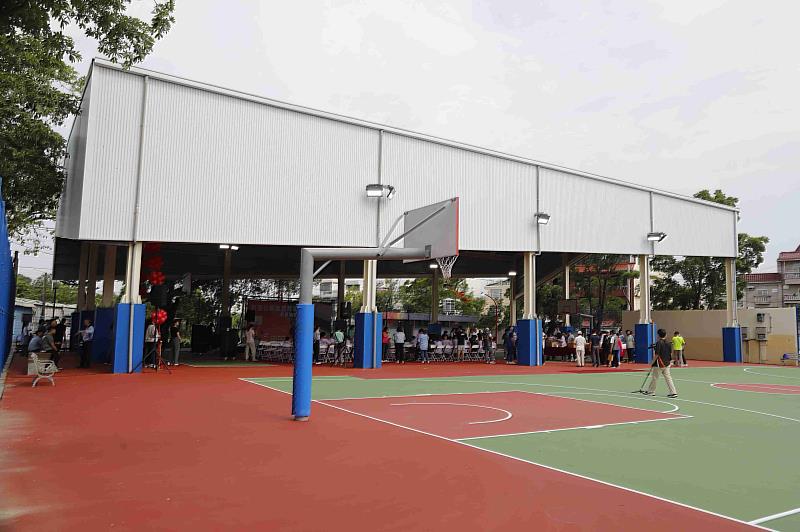 新港公園風雨籃球場啟用 翁章梁加碼增設戶外桌球桌