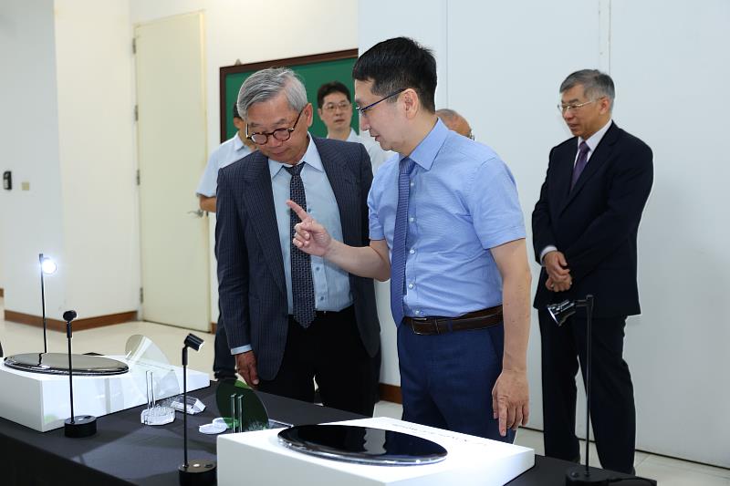 國科會主委吳誠文(左)5月13日率團訪視成大晶體研究中心,現場產官學聚焦探討次世代半導體關鍵技術布局。圖中由成大晶體研究中心主持人周明奇教授(前右)報告大尺寸晶圓產學合作成果。