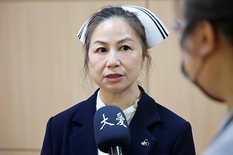 護理部鍾惠君主任表示，AI機器人就像是一個24小時在線的「數位學長姐」，可以隨時提供正確的實證資料。