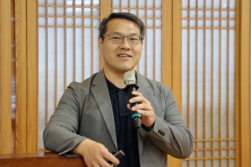 王信傑資深經理表示，系統採用RAG（檢索增強生成）模式，確保所有回答皆來自有根據的文獻，避免一般AI可能產生的虛假資訊，保障資訊正確無誤，守護病人安全。