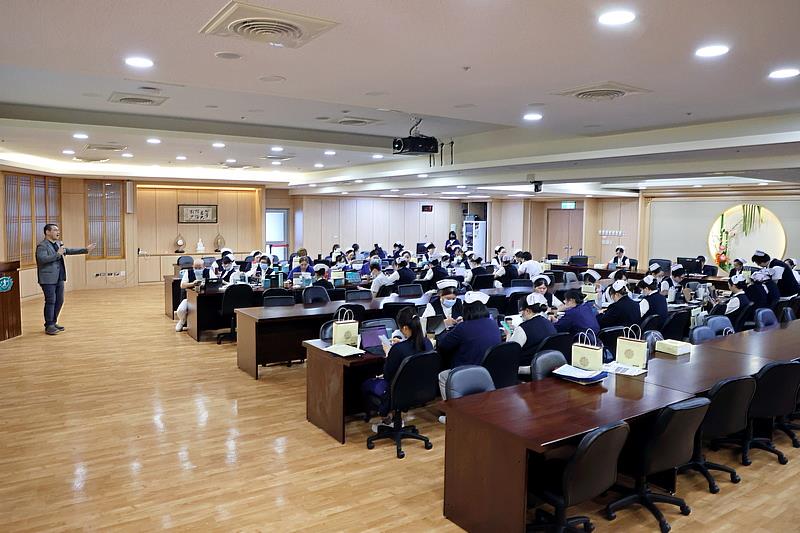 花蓮慈濟醫院教學資源中心圖書室與護理部攜手合作，於5月13日舉辦「護理臨床查詢更即時：DynaMed LINE 聊天機器人」課程，邀請亞洲區臨床醫學資訊整合服務資深經理王信傑授課，分享如何讓護理師巡房時「一指」掌握正確醫療資訊。