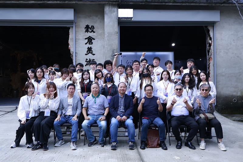 南華大學產設系「綻形」畢展巡迴登場　展現新世代設計創造力，師生合影。