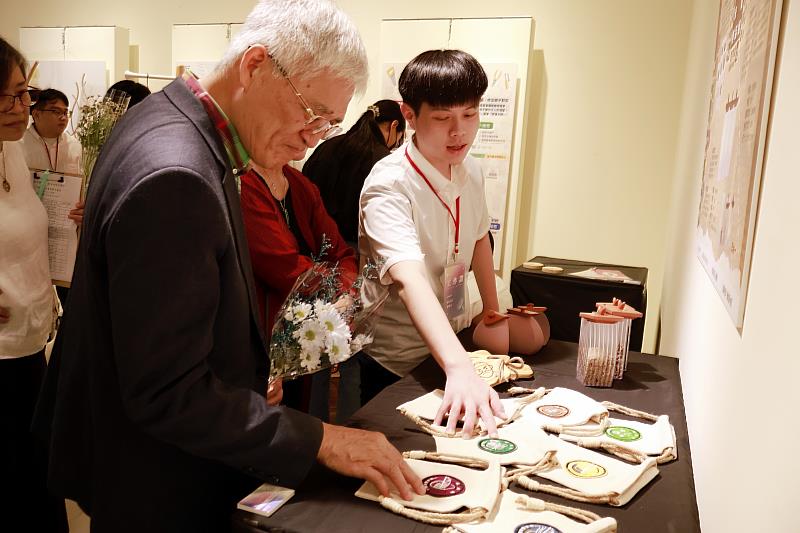 南華大學產設系「綻形」畢展巡迴登場，展現新世代設計創造力，學生向校長及師長介紹作品。