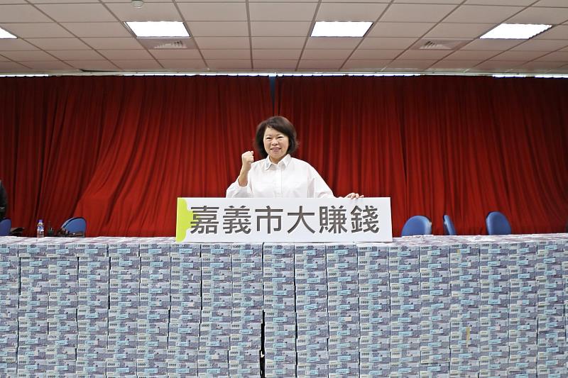 嘉義市逆勢突圍，去年面對風災、關稅等挑戰，普發現金「市府發錢、市民花錢、嘉義市大賺錢」。