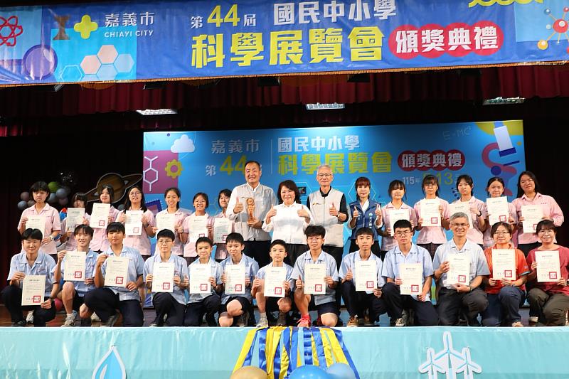 黃敏惠市長與北興國中獲獎同學合影。