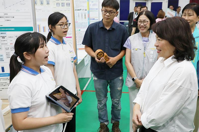 黃敏惠市長聆聽民族國小同學講解科展作品。