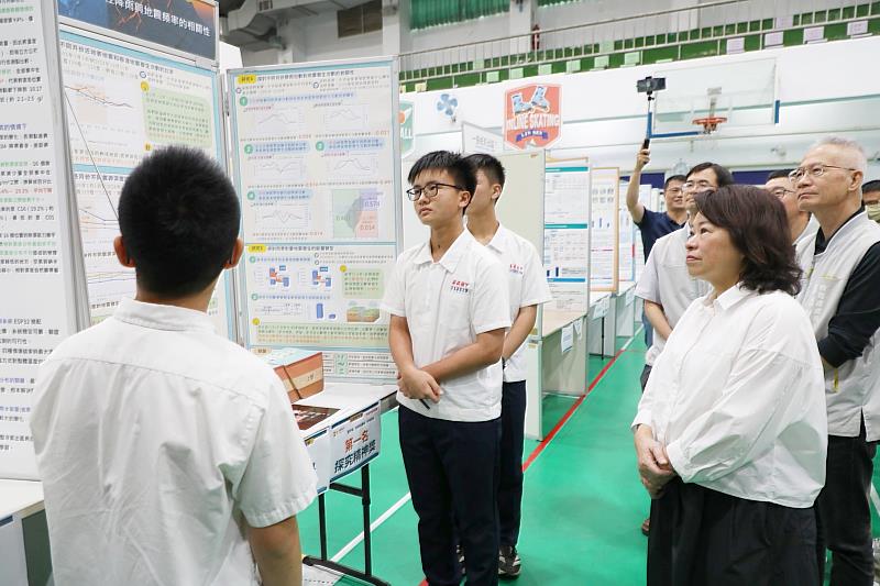 黃敏惠市長聆聽嘉義國中同學講解科展作品