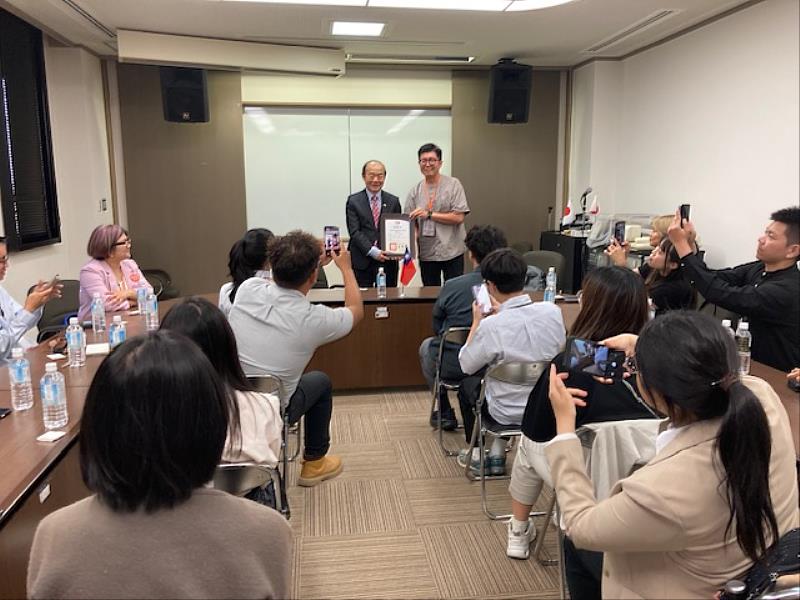 參訪團代表彰化縣政府致贈感謝狀。