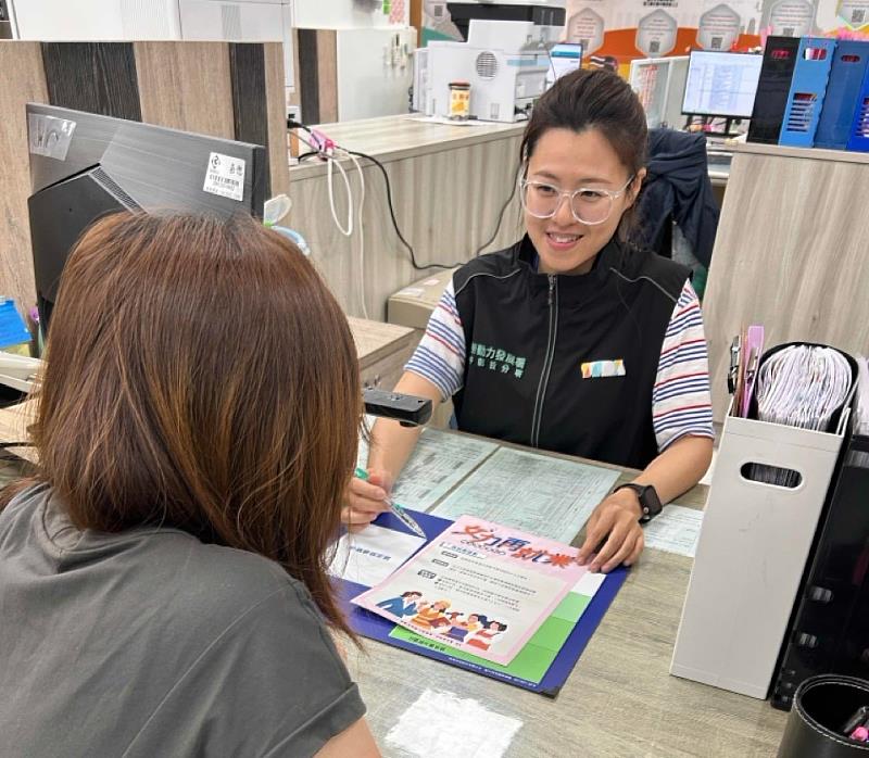 .彰化就業中心就服員向求職者說明婦女再就業獎勵計畫內容。