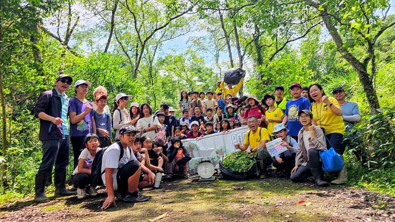 關山工作站與永安國小師生、在地居民一起大合照。