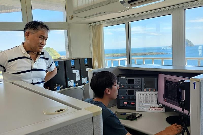 學生學習操作全球海上遇險與安全系統（GMDSS）。