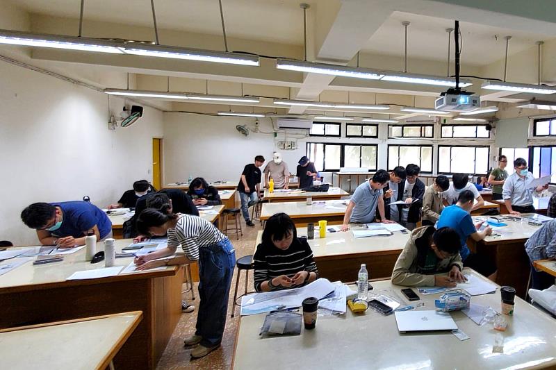學習海圖定位等專門知識與技術學習。