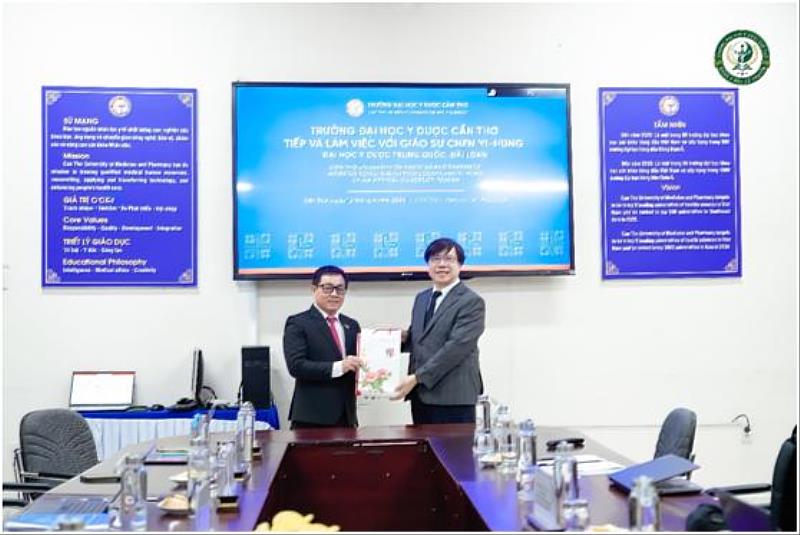 中國醫藥大學中醫學院陳易宏副院長與芹苴醫藥大學副校長Nguyen Thanh Tan互贈紀念品。