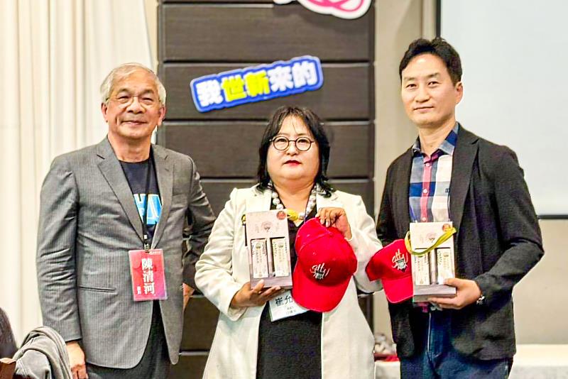 世新大學校長陳清河（左起）與大韓民國世新大學校友會會長崔允僖、副會長任東鎮開心會面。（世新大學提供）