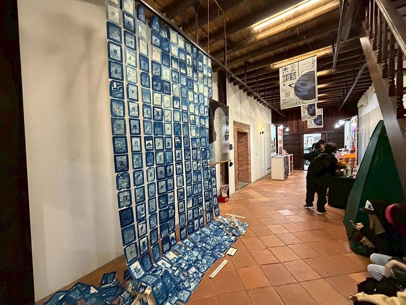 世新圖傳系進修學制畢製作品《紀念》，以藍曬法處理歷史殘影。（世新大學提供）