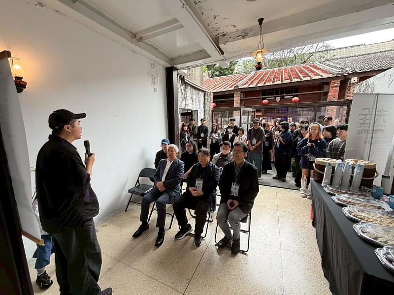 世新大學圖傳系進修學士學位學程111級畢展《未至》在剝皮寮歷史街區盛大舉辦。（世新大學提供）
