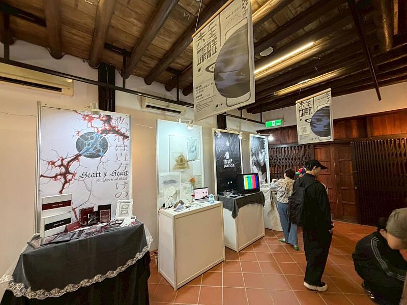 世新大學圖傳系進修學士學位學程111級畢展《未至》，在剝皮寮歷史街區展現學生跨域創作實力。（世新大學提供）