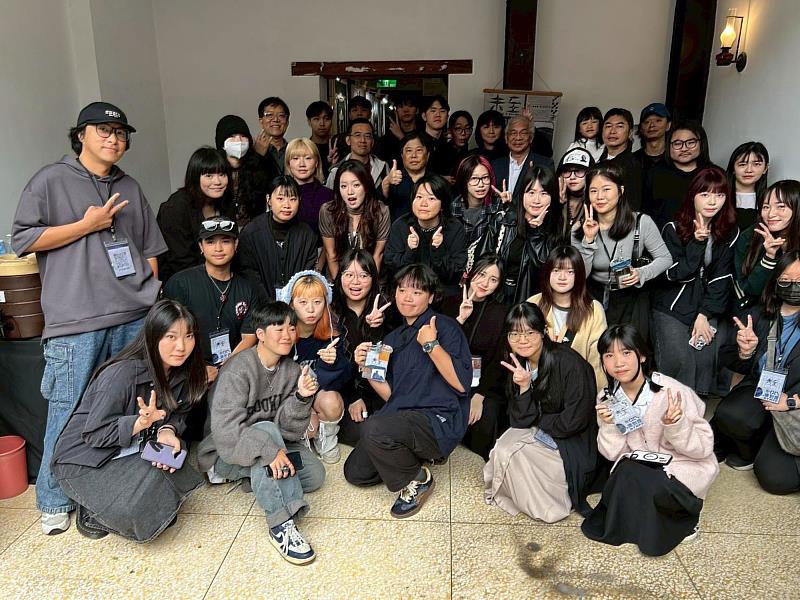 世新大學圖傳系進修學士學位學程111級師生與校長陳清河合影。（世新大學提供）
