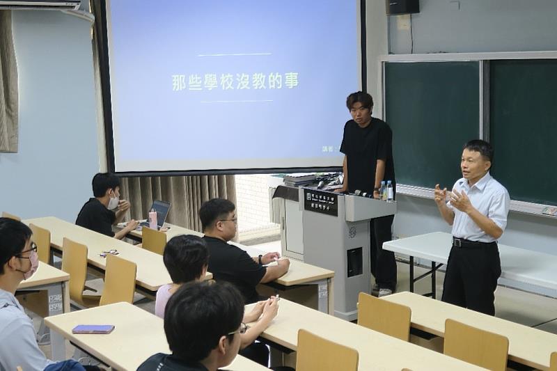 南大應數系邀請台積電工程師賴峻禾返校演講，分享從數學專業走向科技產業的職涯歷程。