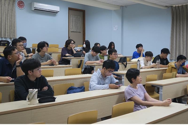 南大應數系同學踴躍參與講座，深入了解數學思維在半導體產業與AI數據分析中的實際應用。
