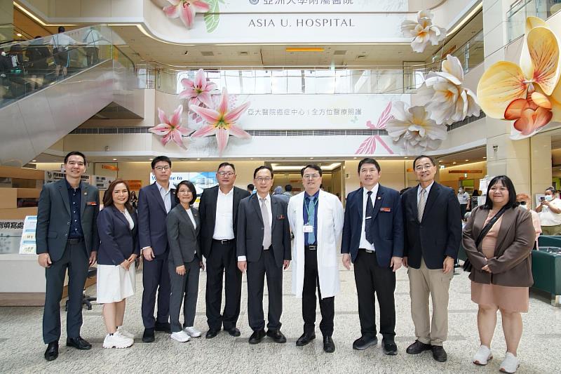 泰國孔敬大學代表團抵達亞洲大學附屬醫院，與行政副院長周立偉（右4）於醫院大廳合影留念，開啟醫療考察行程。