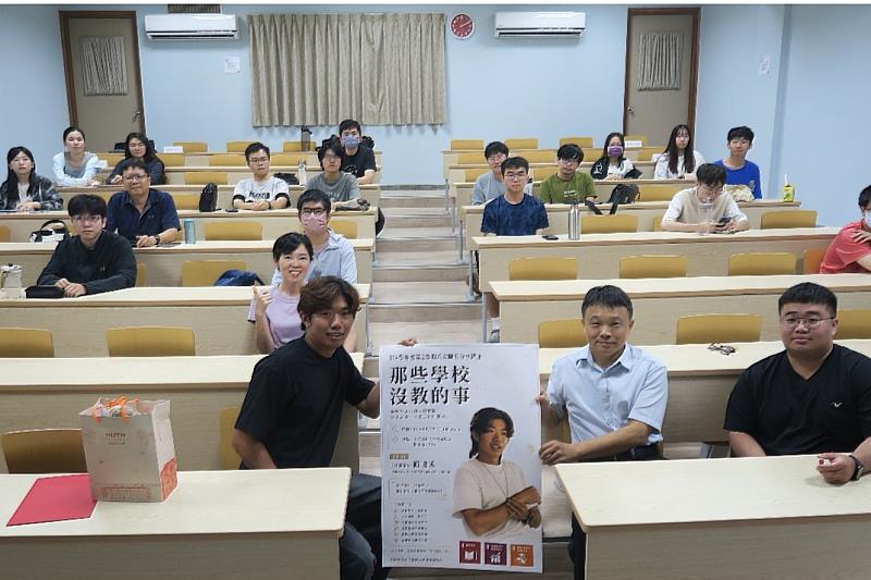 南大應數系辦理職涯講座圓滿完成，師生與賴峻禾系友合影，展現學長姐經驗傳承與交流成果。