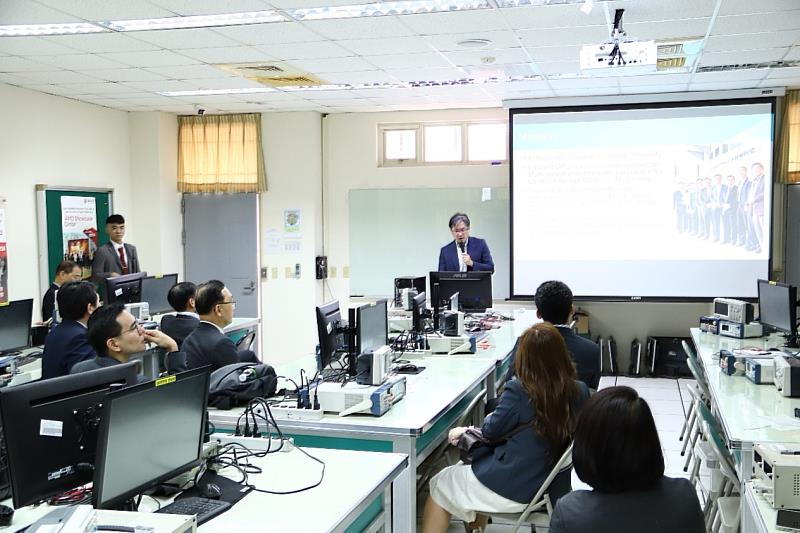 資電學院許慶賢院長以及柯賢儒教授向孔敬大學訪問團介紹院所研究能量，並針對與AMD合作之實驗室及IC設計研究成果進行深入解說。