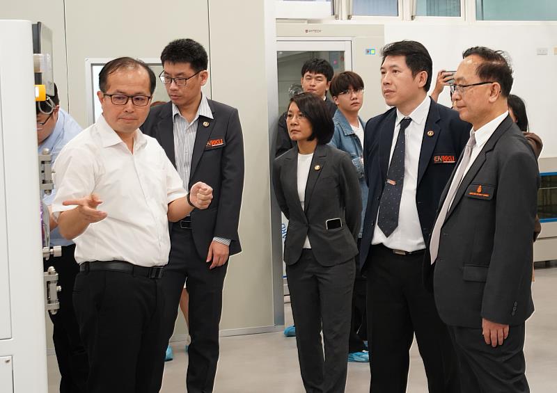 亞洲大學黃俊傑副校長（左2）向孔敬大學訪問團一行人介紹半導體研究中心之核心製程設施與研究環境。