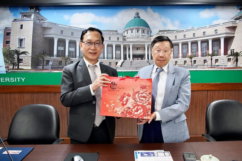 亞洲大學蔡進發校長（右）與孔敬大學Charnchai校長（左）互贈學校紀念品，象徵兩校學術夥伴關係更趨緊密。
