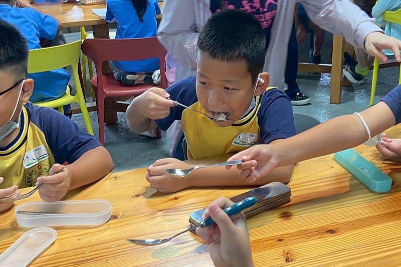 南大USR課程結合食魚教育體驗，學童透過品嚐不同魚種口感，從味覺認識七股在地漁業特色。
