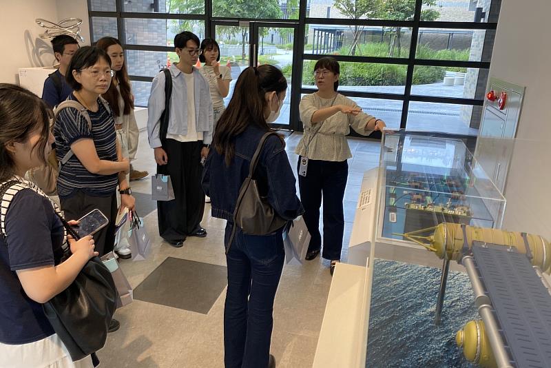 南大經管系科管所師生聆聽模型運作解說，從量子科技與研究應用案例中，認識前瞻科技發展方向。