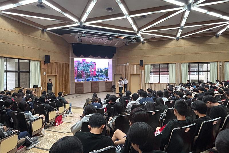 南大材料科學系主任李昆達向德光高中學生介紹課程特色與研究方向，分享材料科技與產業發展的連結趨勢。
