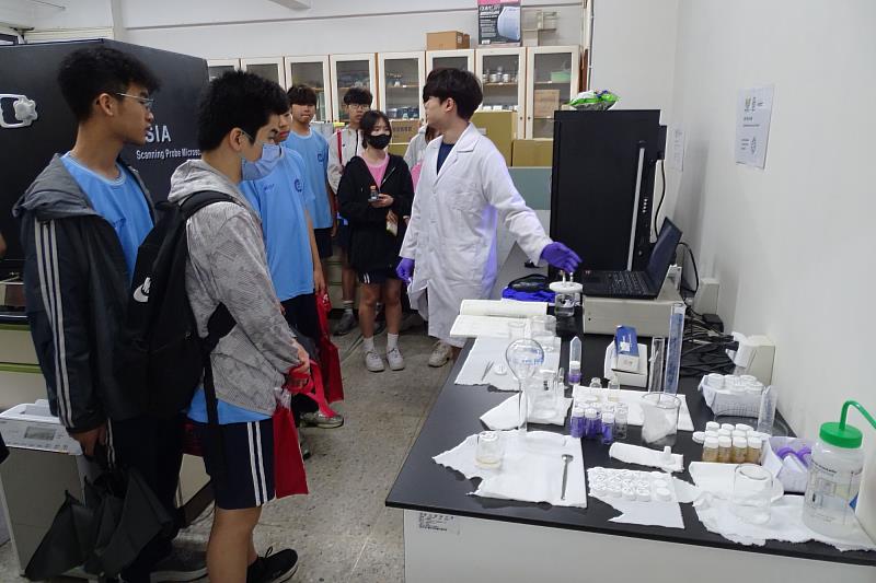 南大材料科學系安排高中生認識電化學工作站，透過實際設備操作與解說，讓學生了解材料分析與能源科技應用方向。