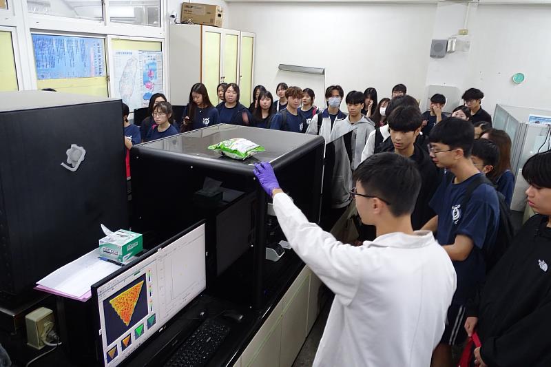南大材料科學系學生介紹原子力顯微鏡（AFM）操作原理，帶領高中生認識奈米尺度下的材料分析技術。