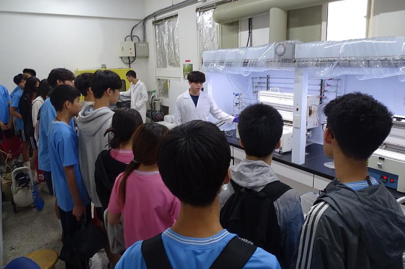 德光高中學生於南大材料科學系參訪期間專心聆聽並踴躍提問，展現對半導體與材料科技學習的高度興趣。