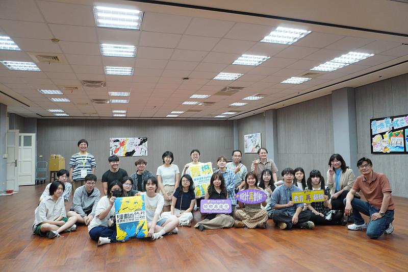 南大USR計畫攜手臺中教育大學辦理跨校交流工作坊，師生於活動中共同留下合影紀念。