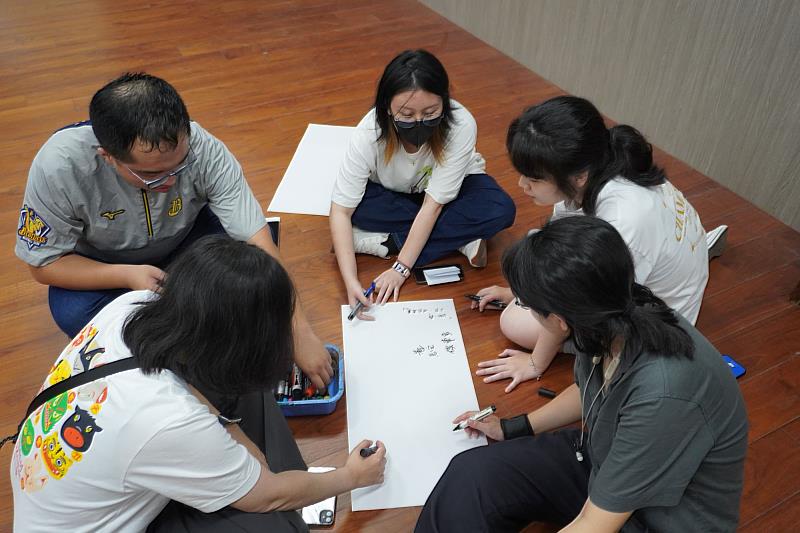 南大與臺中教育大學學生跨校共學，透過討論與分鏡構思，共同完成舊城文化漫畫創作。