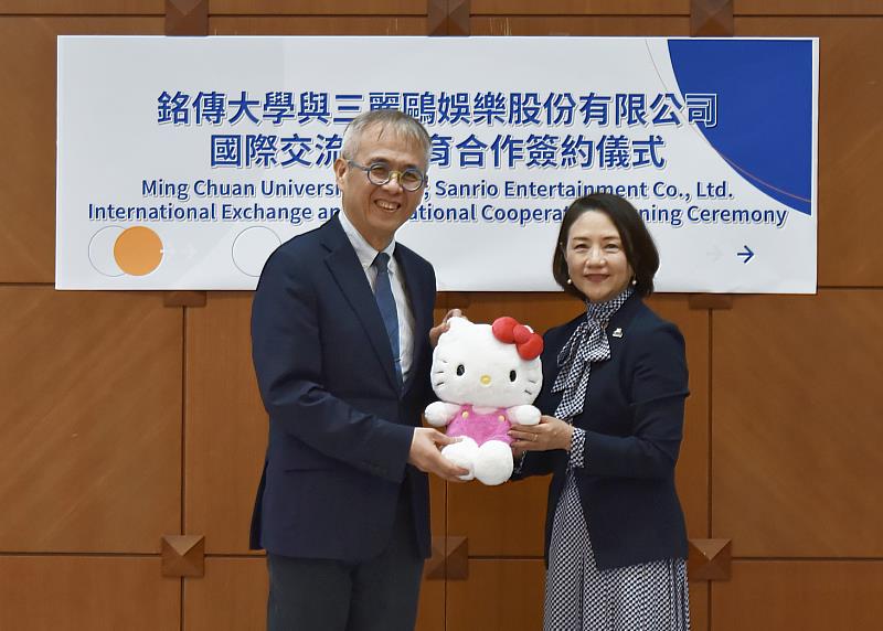 簽約儀式中，三麗鷗娛樂代表贈送Hello Kitty玩偶，銘傳大學校長李選士開心收下，為正式的簽署儀式增添輕鬆氣氛。