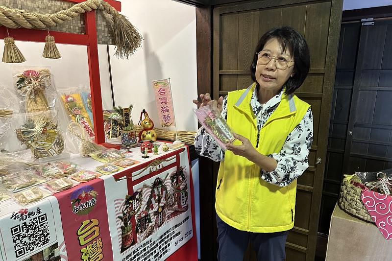 林鳳營故事館導覽人員向南大學生介紹特色文創商品，讓學生認識地方文化轉化為產業品牌的實際案例。