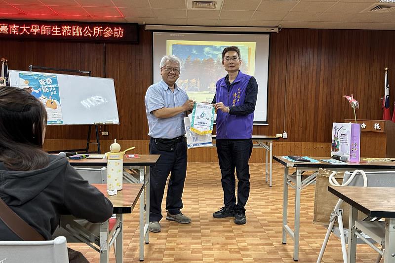 南大余明助教授與六甲區長陳啓榮交流地方治理經驗，展現南大重視公共事務與在地連結的課程特色。