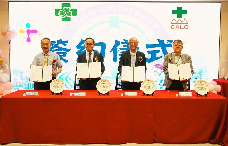 大仁科技大學周德光校長（左2）攜手屏東基督教醫院（左1）、迦樂醫院（右1）及秀傳醫療體系（右2）共同簽署合作意向書，正式推動護理人才合作。