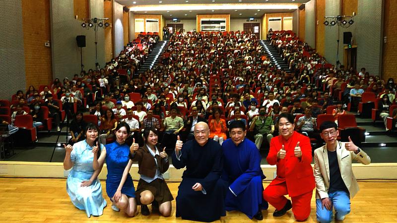 表演結束後，「吳兆南相聲劇藝社」與亞大師生一同合影。
