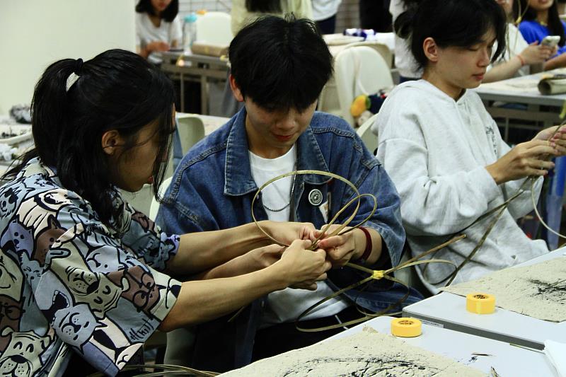學員實際操作竹材結構組裝。