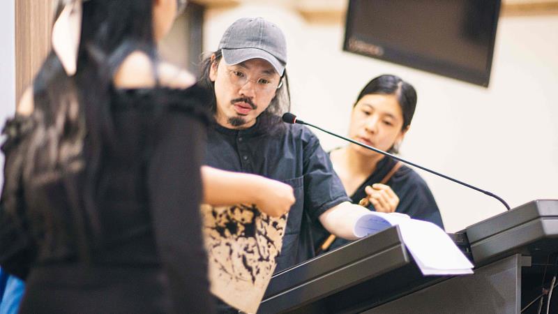設計師游云旨為創作學生評圖。